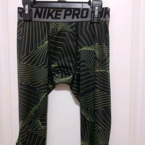 Nike pro leggings 3/4 Length. like new